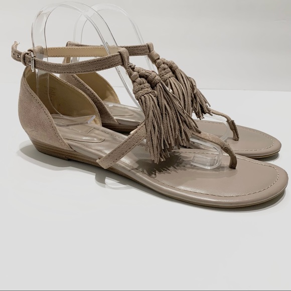 LIZ CLAIBORNE WEDGE THONG SANDALS NUDE COLOR WITH TUSSLE DETAIL - Picture 4 of 16